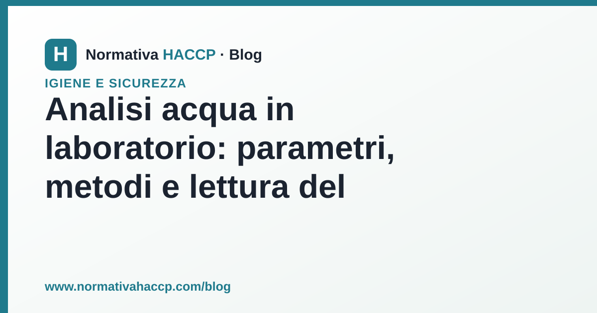 Analista in laboratorio che esamina il referto di un'analisi dell'acqua potabile
