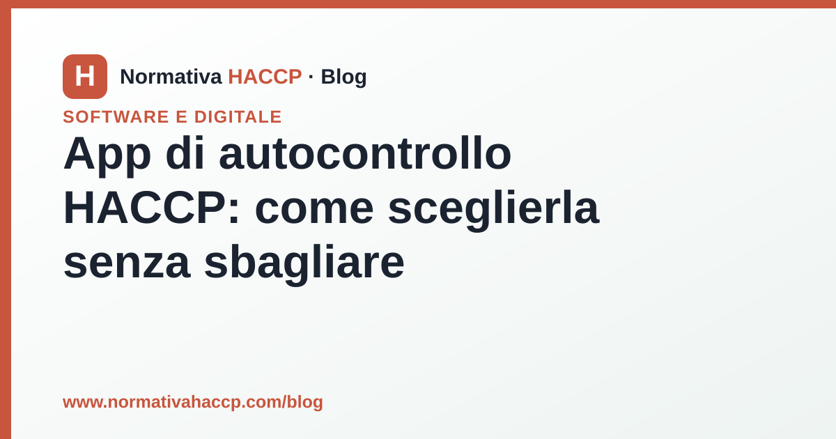 Operatore che usa un'app di autocontrollo HACCP su smartphone in cucina