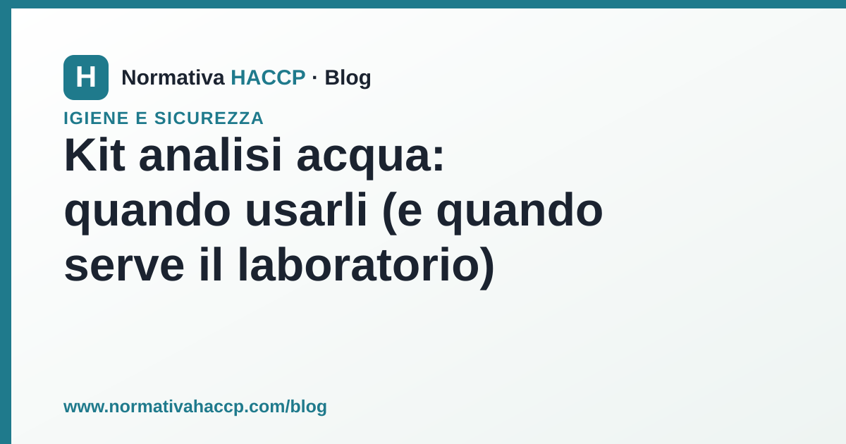 Strisce reattive e kit colorimetrici per il test rapido dell'acqua accanto a un campione